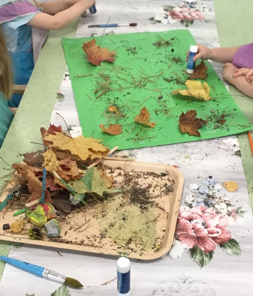 Barn skapar med löv